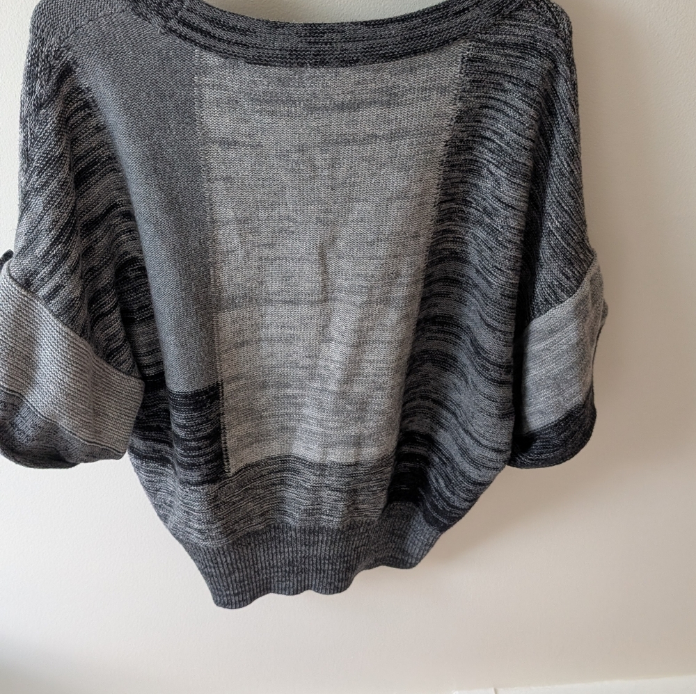 Kenneth Cole New York Short Sleeve Black And Grey Neutral Sweater. Size Medium - Picture 13 of 13